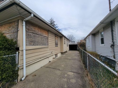 40 Ronald Pl, Roosevelt, NY 11575-2131