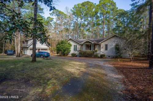 30 Wallace Rd, Beaufort, SC 29907-1414