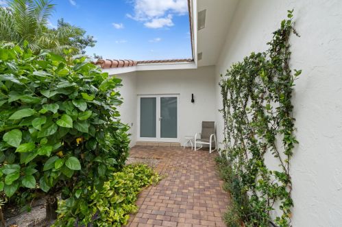 925 Foxpointe Cir, Delray Beach, FL 33445-4313