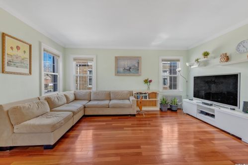 42 Stephen Ave, New Hyde Park NY  11040-3131 exterior