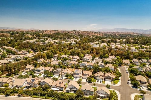 27543 Courtview Dr, Santa Clarita CA  91354-1601 exterior