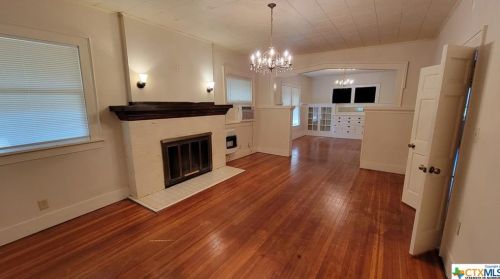 701 Bowie St, Seguin, TX 78155-4409