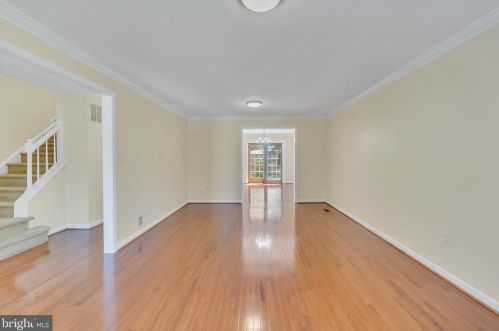 2827 Flagmaker Dr, Falls Church VA  22042-2204 exterior