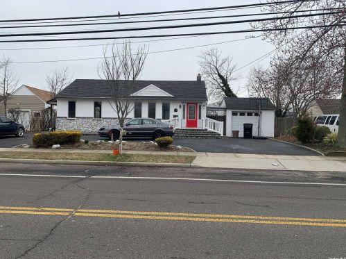 1075 Manor Ln, Bayshore, NY 11706-6224