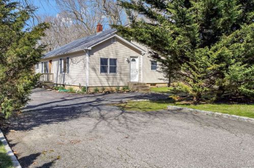 454 Meadow Rd, San Remo, NY 11754-5006