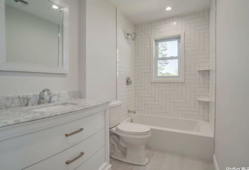 50 Arbour St, West Islip NY  11795-1015 exterior