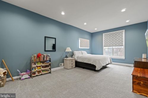 17621 Stonegait Ct, Round Hill VA  20141-2264 exterior