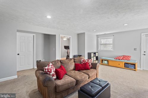 300 E St, Purcellville VA  20132-3317 exterior