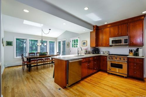 8 Parkway, Mount Vernon NY  10552-1219 exterior