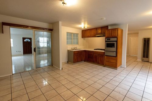 1325 Parade St, Long Beach, CA 90810-4229