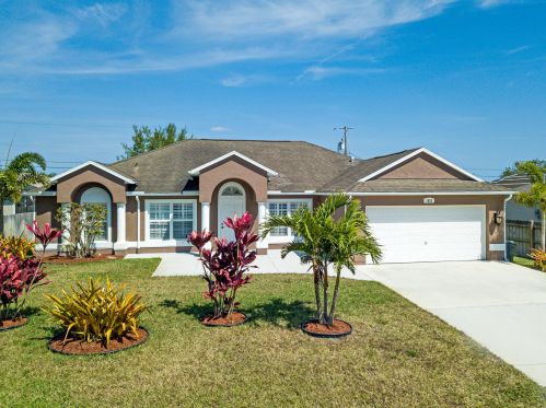 1033 Calmar Ave, Fort Pierce, FL 34953-6708