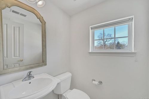 122 Northview Ct, Peekskill NY  10566-4439 exterior