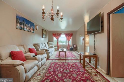 6141 Hocker Dr, Harrisburg, PA 17111-3329