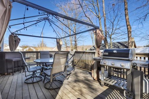 240 Overland Rd, Mahopac NY  10541-1121 exterior