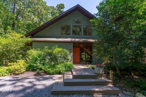2 Cherrylawn Ln, Northport, NY 11768-1138