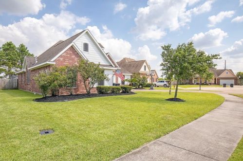 11710 Diamond Ct, Mont Belvieu, TX 77535