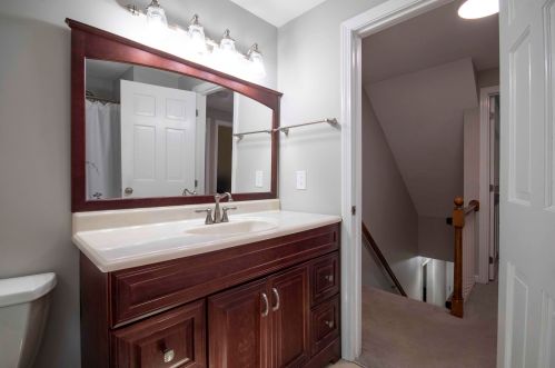 8 Cathedral Cir, Nashua NH 03063-2716 exterior