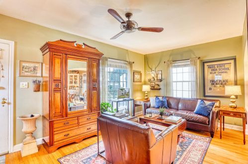 2930 Ellen St, Milwaukee, WI 53207-2539