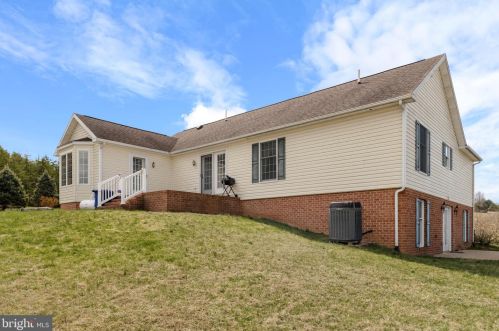 73 Cedar Crossing Ln, Strasburg, VA 22657-5359