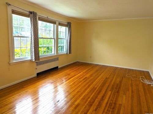 215 Stratford Ave, Williston Park NY  11596-1333 exterior
