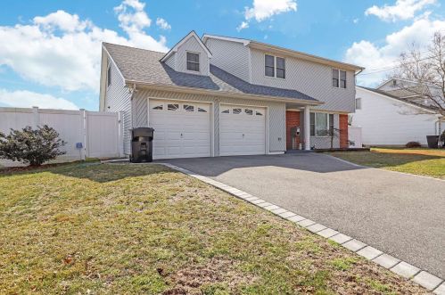 1750 Monroe Ave, West Islip, NY 11795-1921