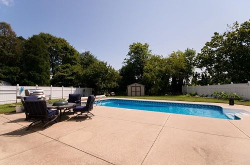 19 Casey Dr, Middletown RI  02842-6224 exterior