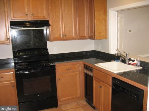 9721 Lakepointe Dr, Springfield VA  22015-1881 exterior