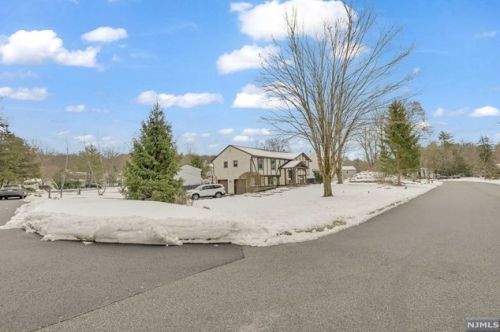 40 Carriage Ln, West Milford Lakes NJ  07480-1820 exterior