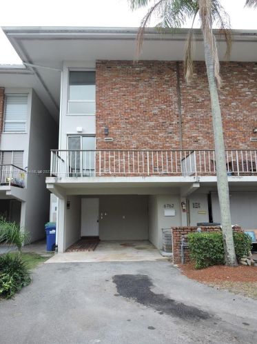 6762 Brookline Dr, Hialeah, FL 33015-2442