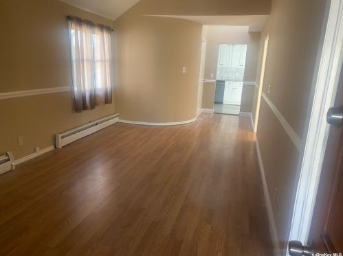 211 Nicholai St, Hicksville NY  11801-3827 exterior