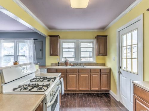 24 Minerva Rd, North Lindenhurst, NY 11757-6819