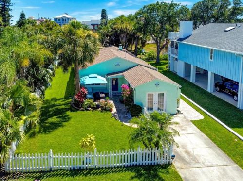 15608 1st St, Saint Petersburg, FL 33708-1704