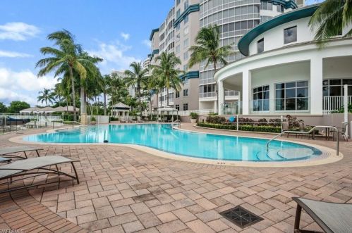 13675 Vanderbilt Dr, Naples FL  34110-6002 exterior