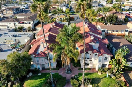 818 Emerald St, San Diego CA 92109-2739 exterior