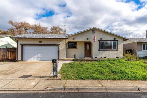 415 Washo Dr, Ukiah, CA 95482-5136