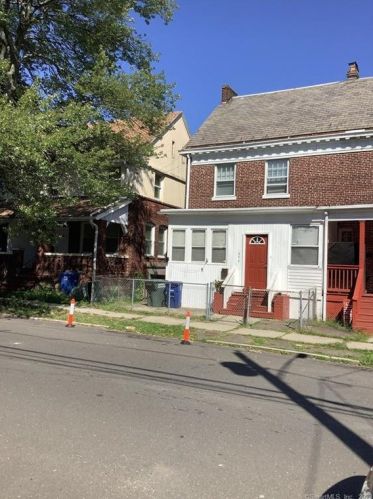 450 East Ave, Bridgeport CT  06610-2906 exterior