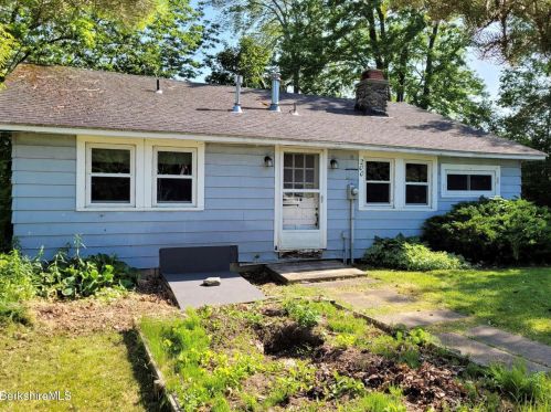 200 Willow Cove Rd, Cheshire, MA 01225-9582