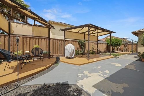 767 Red Barn Pl, Lathrop CA  95330-8975 exterior