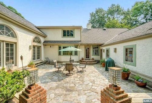 895 Mohawk Rd, Franklin Lakes, NJ 07417-2805