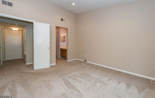 16 Ray Ct, Bedminster NJ  07921-1632 exterior