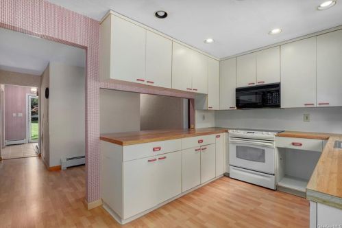 2732 Old Yorktown Rd, Yorktown Hgts NY  10598-3140 exterior