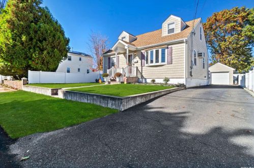 30 Irving Ave, North Lindenhurst, NY 11757-5325