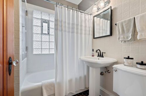 3140 32, Milwaukee WI 53215-4233 exterior