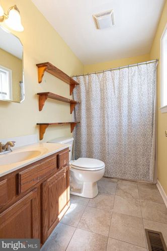 402 6th St, Laurel DE  19956-1363 exterior