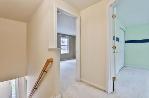 40 Laurel Crst Dr, Brookline NH 03033-2137 exterior