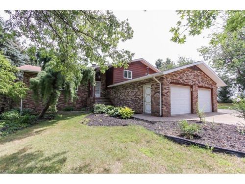 10469 Highland Dr, Cleveland, OH 44141-3332