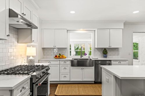 7705 Lake Dr, Milwaukee WI  53217-2910 exterior