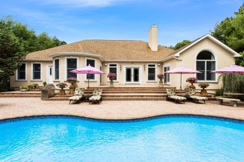 131 Malloy Dr, East Quogue, NY 11942-3838