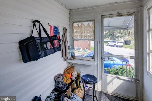 301 Summit Ave, Wilmington DE  19804-1725 exterior