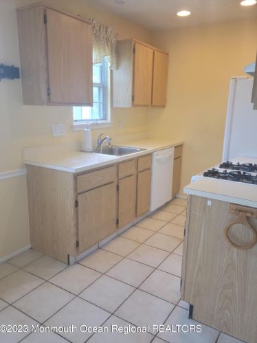 21 Linton Close, East Freehold NJ 07728-3816 exterior